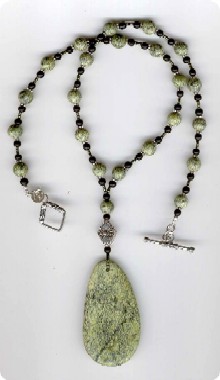collier en Serpentine de Russie et corne noire
