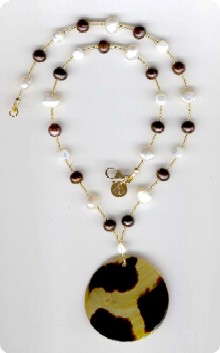 collier en perles de culture et medaillon en huitre Pteria Penguin