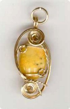 pendentif en doubl&eacute; d'or et Ambre