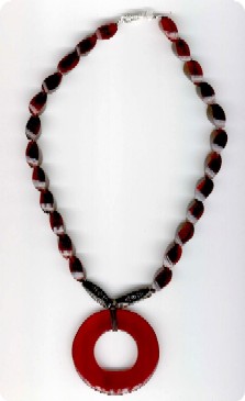 Collier Ethnique r&eacute;alis&eacute; a  partir de corne rouge
