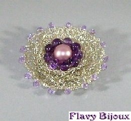 broche crochetée en fil plaqué argent,améthyste et cristal de swarovski