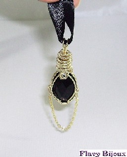 pendentif en onyx noir serti et tissé en fil d"or