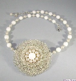 Collier en nacre et cristal de swarovski nacré.Fleur crochetée en fil d'argent