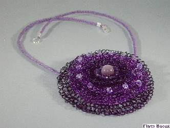 Collier crocheté en fil plaqué argent émaillé,améthyste et cristal de swarovski