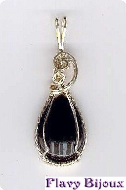 cabochon en onyx noir taille poire serti or