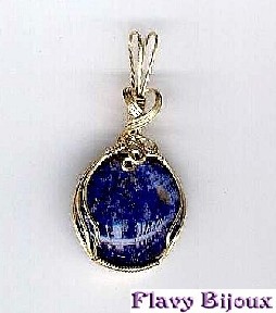 cabochon en lapis-lazuli serti