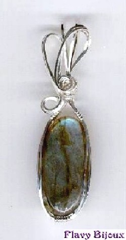 cabochon en labradorite serti