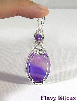 cabochon en agate violette serti