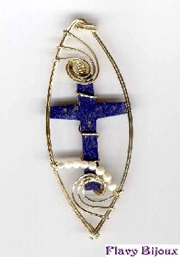 croix en lapis-lazuli sertie